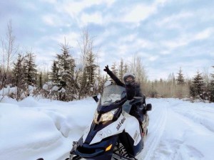 俄罗斯人又更又租俄罗斯双轮雪地摩托，体验刺激冰雪之旅