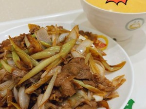 葱爆羊肉盖饭配方：秘制香料烹制至味浓香四溢，羊肉嫩滑浇汁浓郁好滋美味不容错过