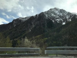 两座雪白玉峰弹跳而出;雪白玉峰从两座山峰间弹跳而出，带来震撼的视觉体验