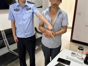 男生潜伏女厕所偷拍半年被抓：该男子半年来一直在女厕所偷拍，其行为严重侵犯了他人隐私，已被警方依法处理